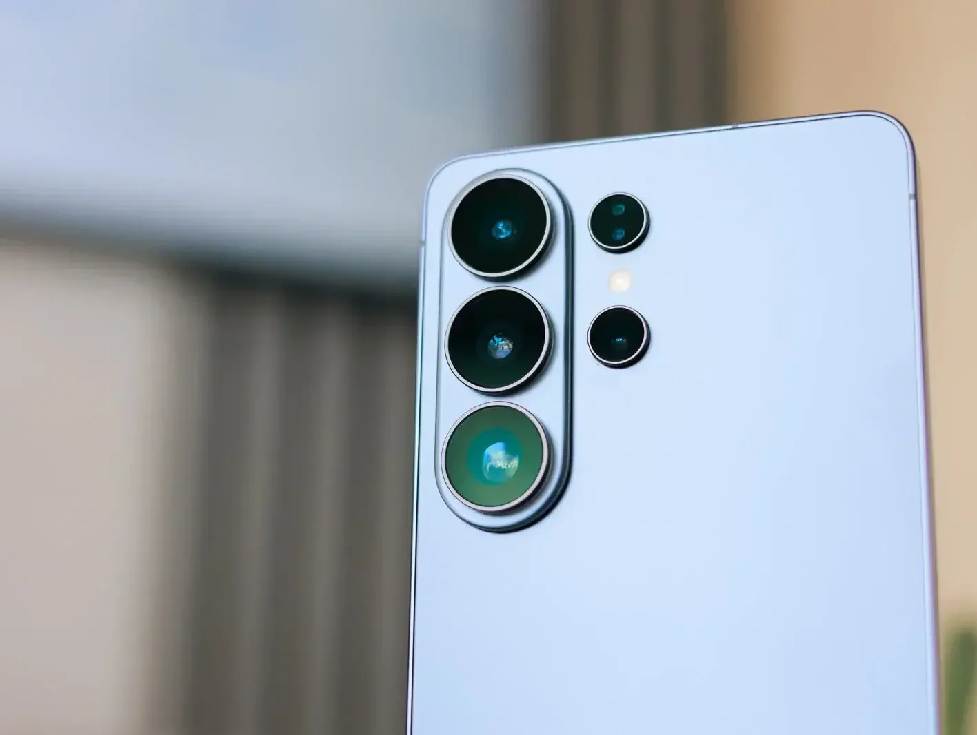 Samsung начала разработку флагманов серии Galaxy S27 и готовит изменения в камерах картинка Смартфон Galaxy S27 Ultra: новые камеры | DGL.RU