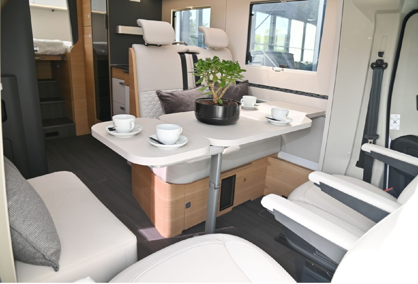Adria Coral XL 660 SL PLUS 2024: пять посадочных, автомат и зимний уют для всей семьи