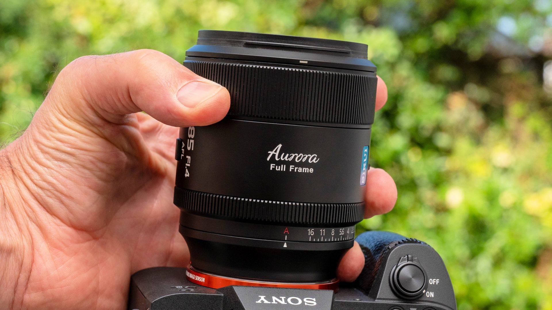 Обзор Sirui Aurora 85mm f/1.4: портретный объектив, который красив сам по себе картинка Объектив Sirui Aurora 85mm f/1.4: тест и выводы | DGL.RU
