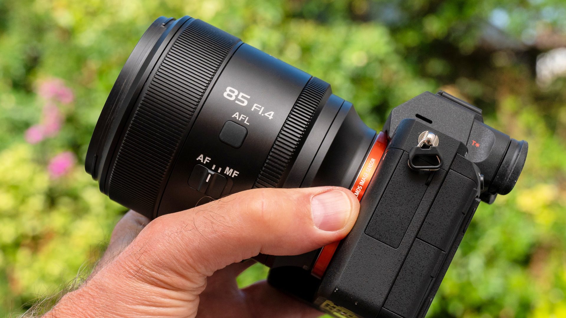 Обзор Sirui Aurora 85mm f/1.4: портретный объектив, который красив сам по себе картинка Объектив Sirui Aurora 85mm f/1.4: тест и выводы | DGL.RU