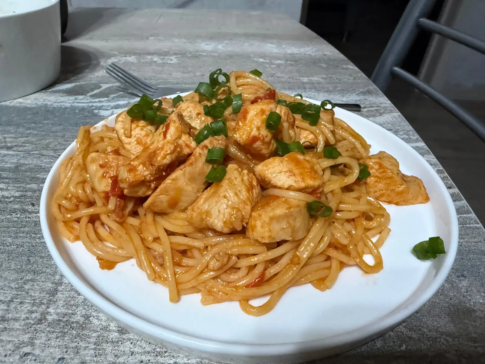 Забудьте про крем и сыр: этот томатный соус с курицей делает пасту в разы вкуснее
