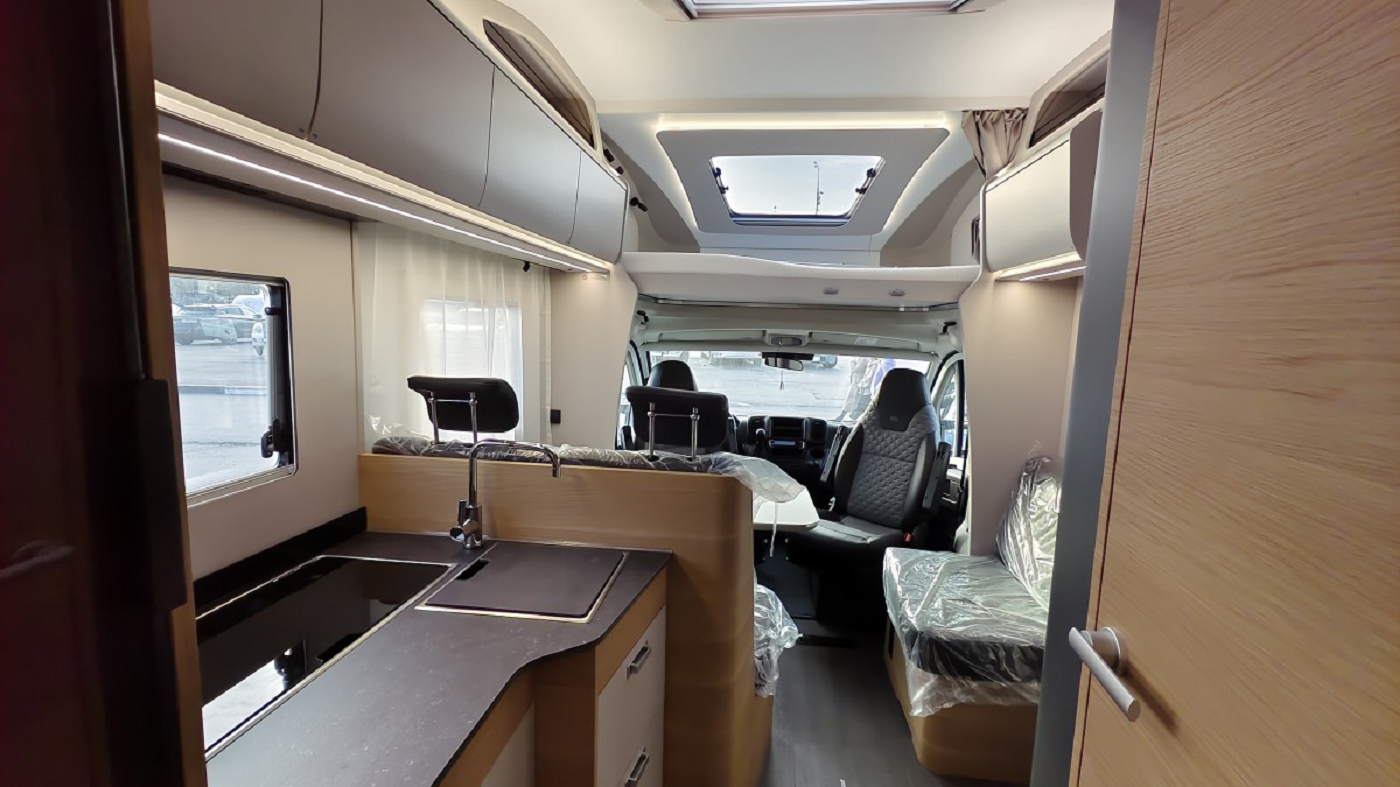 Adria Coral XL 660 SL 2024 года: альковный автодом с АКПП и пятью местами для сна