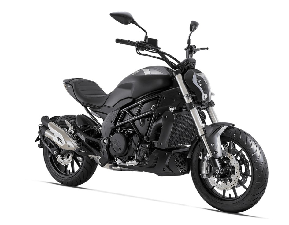 Benelli 502 C: 35 кВт мощности, бак на 21,5 литра и взрослый характер