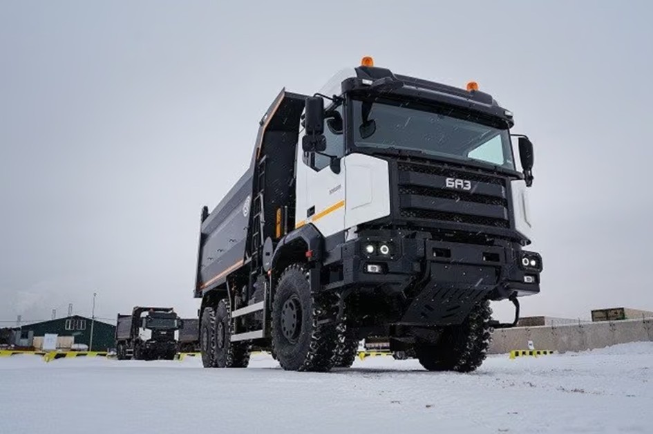 БАЗ S32A50: старт поставок нового трехосного самосвала с независимой подвеской