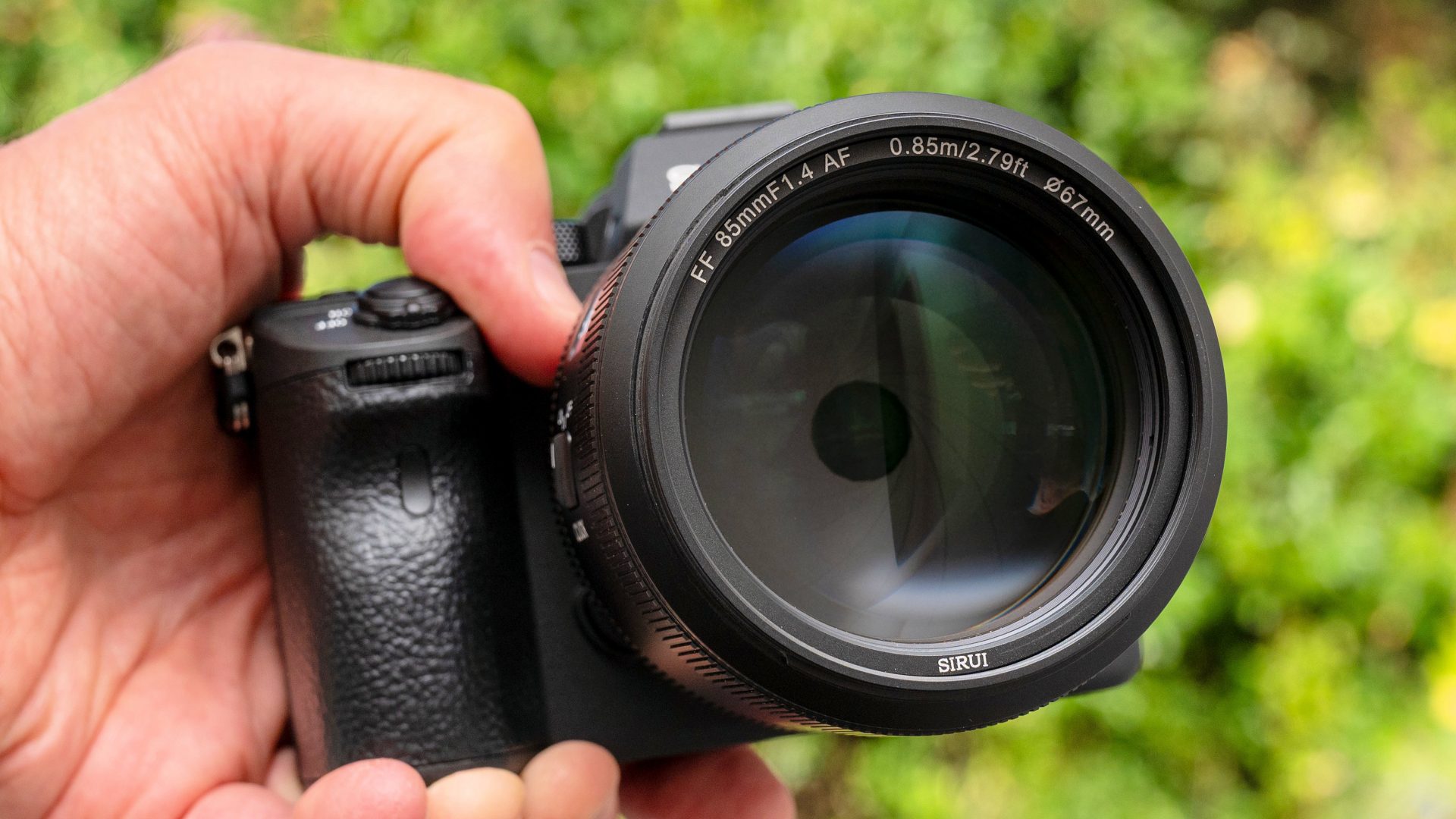 Обзор Sirui Aurora 85mm f/1.4: портретный объектив, который красив сам по себе картинка Объектив Sirui Aurora 85mm f/1.4: тест и выводы | DGL.RU