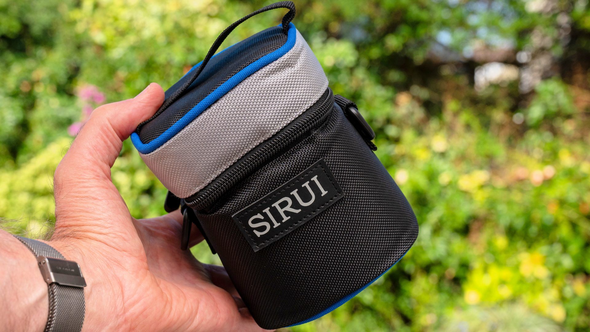 Обзор Sirui Aurora 85mm f/1.4: портретный объектив, который красив сам по себе картинка Объектив Sirui Aurora 85mm f/1.4: тест и выводы | DGL.RU
