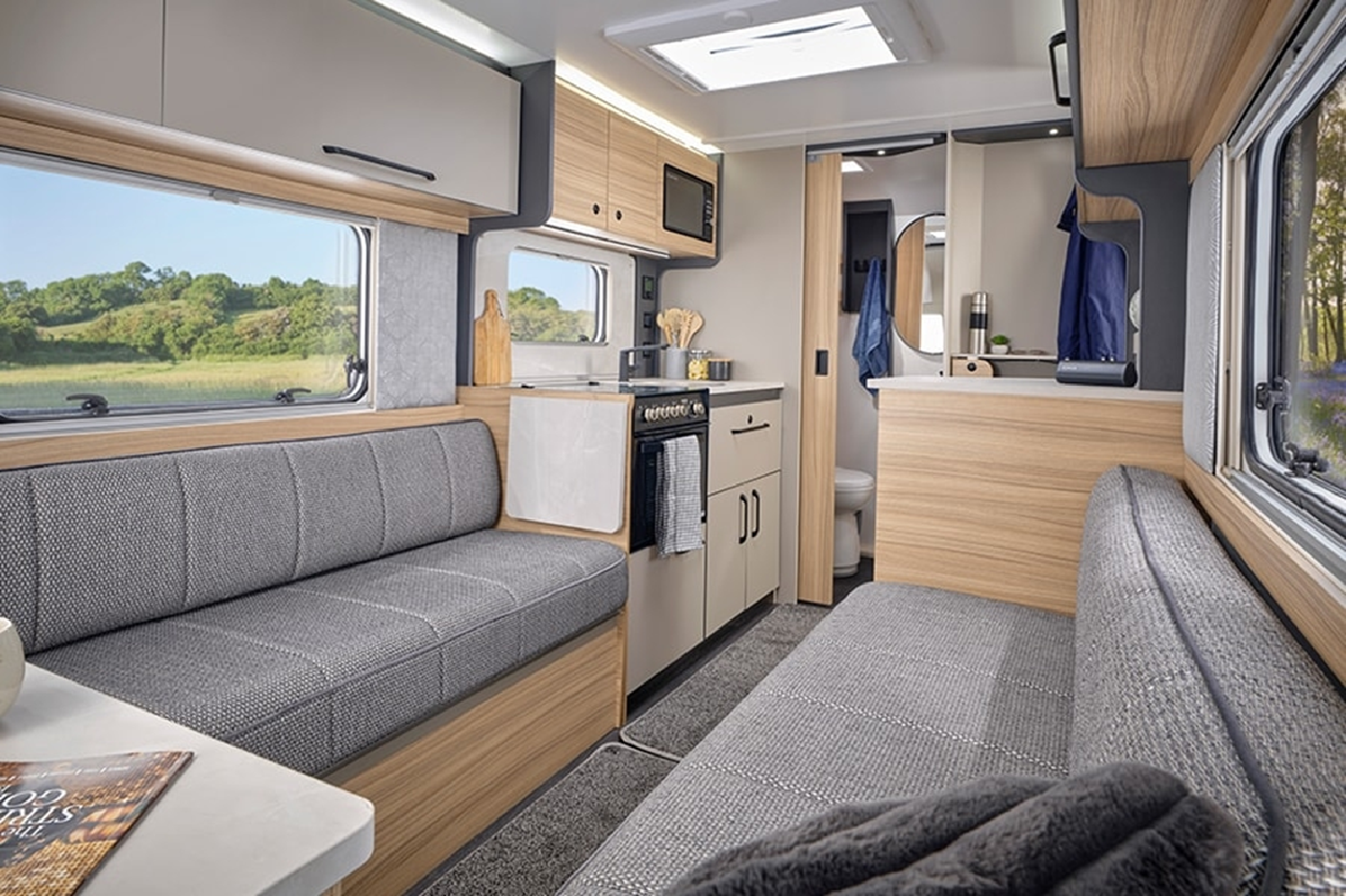 Bailey Phoenix Black Edition 420 2026 — легкий прицеп с премиум-комплектацией для двух пассажиров
