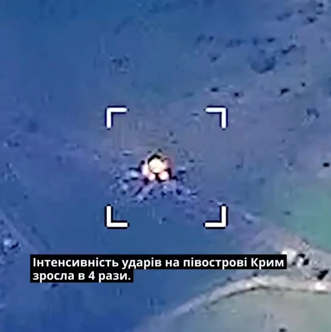 Противник публикует кадры очередного удара своего дрона-камикадзе RAM-2X по вертолету Ми-8 ВКС России на полевом аэродроме