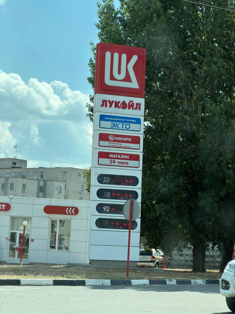 В Волгоградской области сети АЗС снова вводят лимиты на продажу топлива из-за резко возросшего спроса, сообщил комитет промышленной политики, торговли и топливно-энергетического комплекса региона