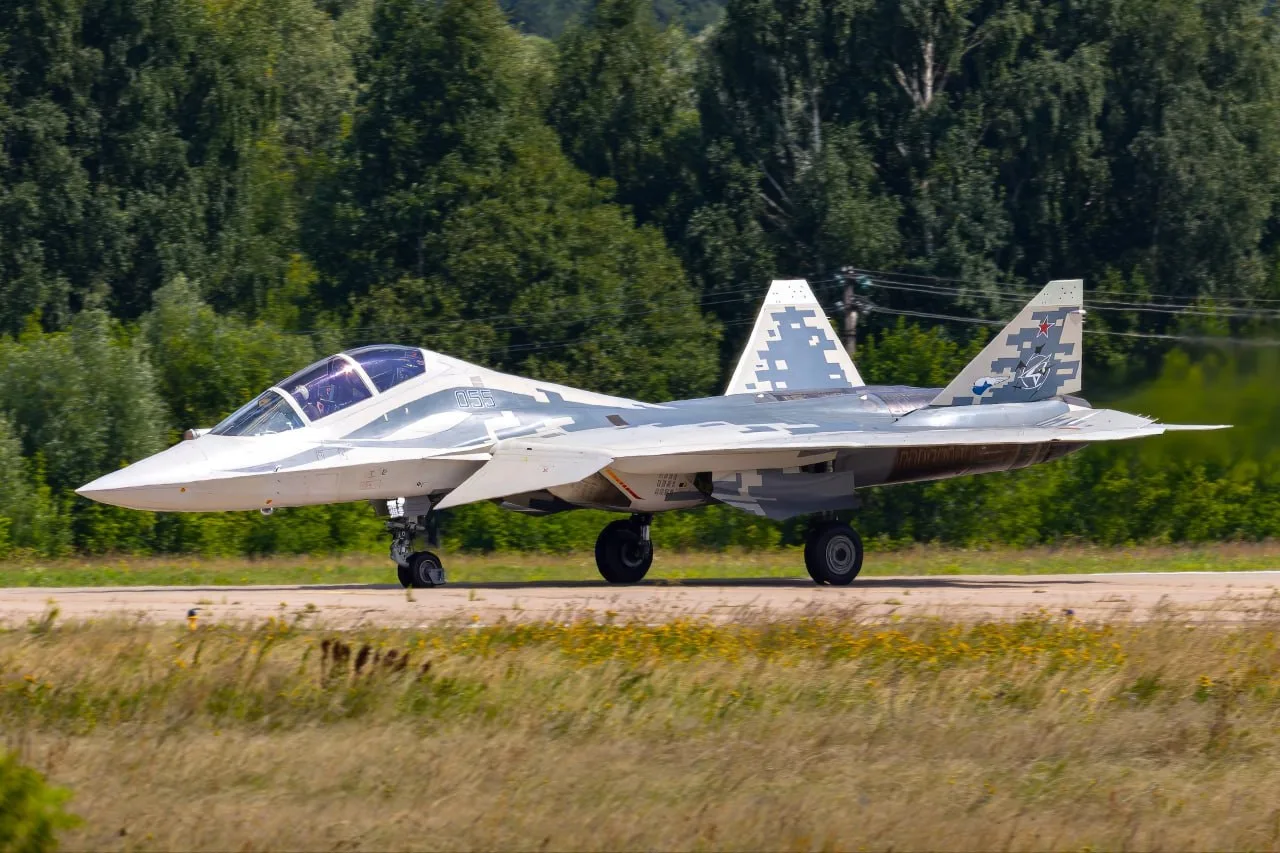 Еще немного кадров с двуместным Су-57Д