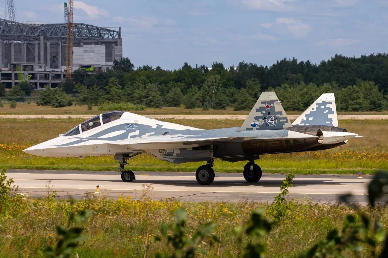 Еще немного кадров с двуместным Су-57Д