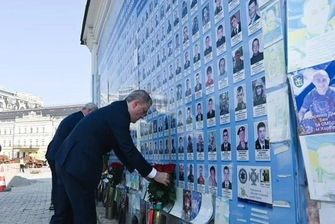 Цветы для убийц и газ для Киева: Азербайджан совершил демарш против России?