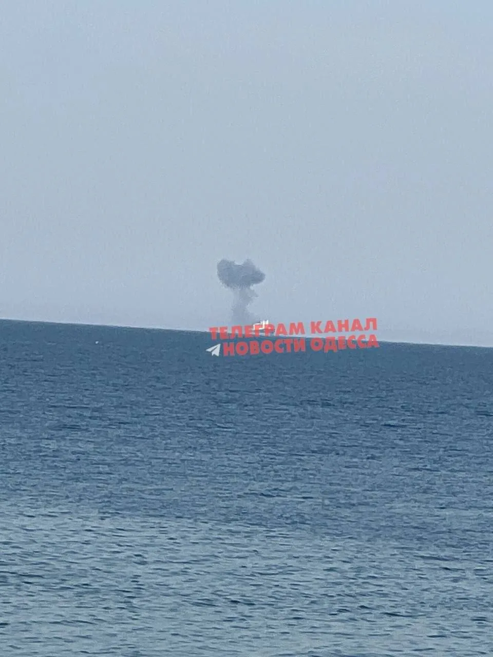 Отдыхающие Одессы продолжают делиться кадрами прилета "Гераней-4" по сухогрузу у побережья