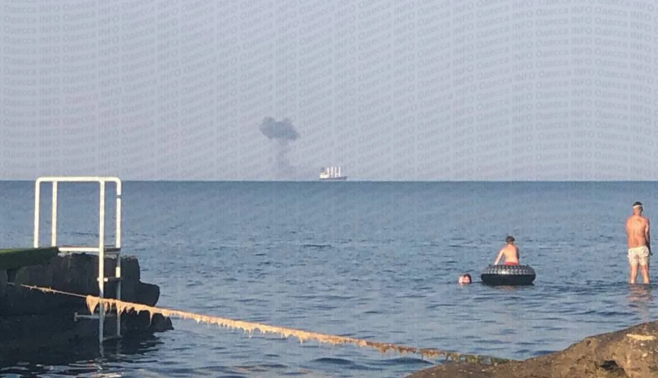 Отдыхающие Одессы продолжают делиться кадрами прилета "Гераней-4" по сухогрузу у побережья