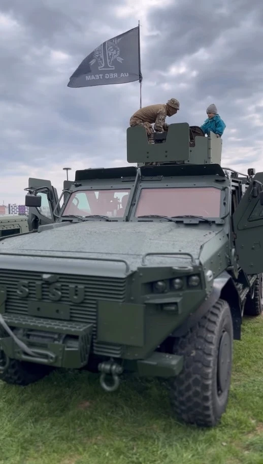 На кадрах засветился довольно интересный образец - финская Sisu GTP 4×4, поступившая на вооружение Сил специальных операций Украины