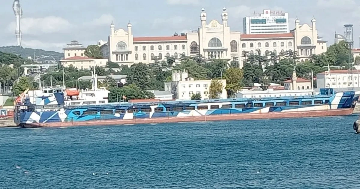 Российский сухогруз ALEXANDER с нанесенным деформирующим камуфляжем был сфотографирован в турецком порту Хайдарпаша, Стамбул