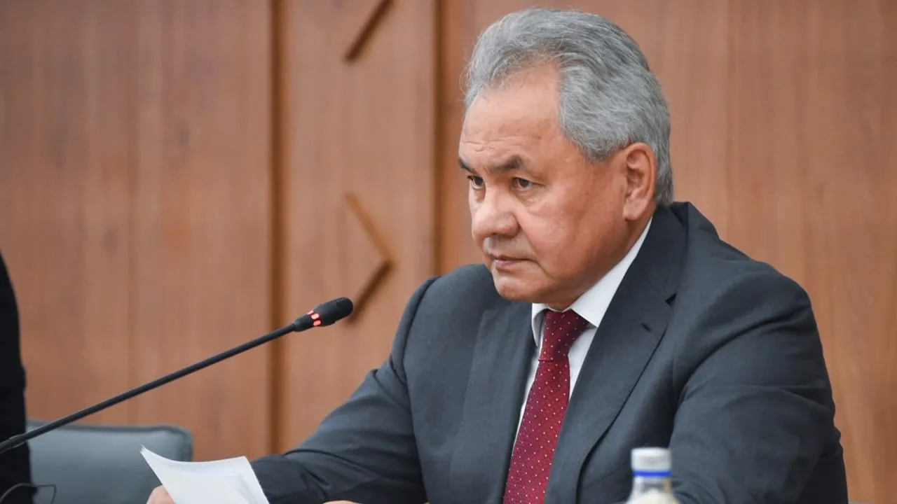 Идеологи и нынешние последователи бандеровцев отправятся на свалку истории, а совершившие преступления — ответят за них, заявил Шойгу, комментируя эксгумацию останков главаря ОУН-УПА* Коновальца для перезахоронения на Украине