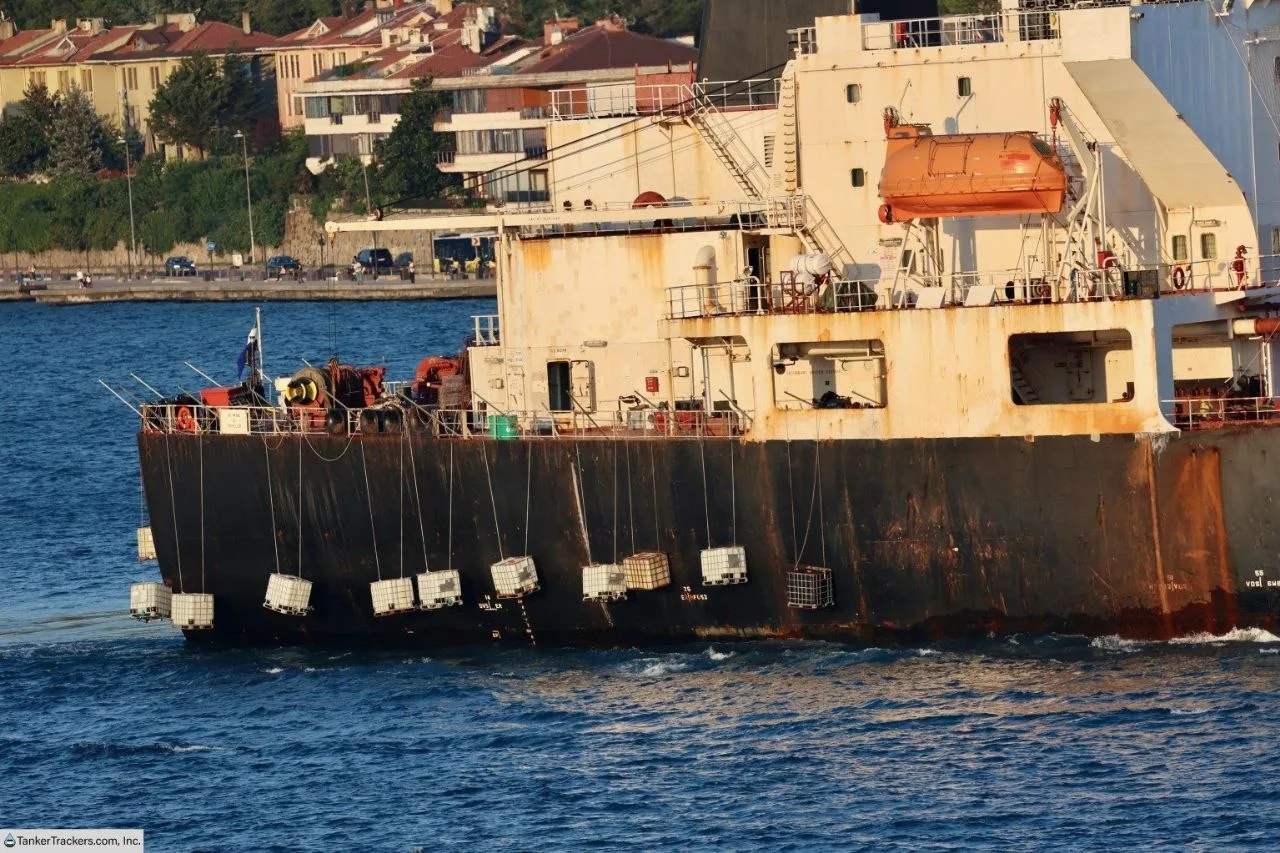 Tanker Trackers опубликовал фото самодельной антидроновой защиты на российском теневом танкере Caruzo, который находится сейчас в районе Босфора с 1 млн баррелей нефти