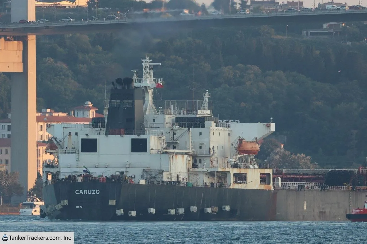 Tanker Trackers опубликовал фото самодельной антидроновой защиты на российском теневом танкере Caruzo, который находится сейчас в районе Босфора с 1 млн баррелей нефти