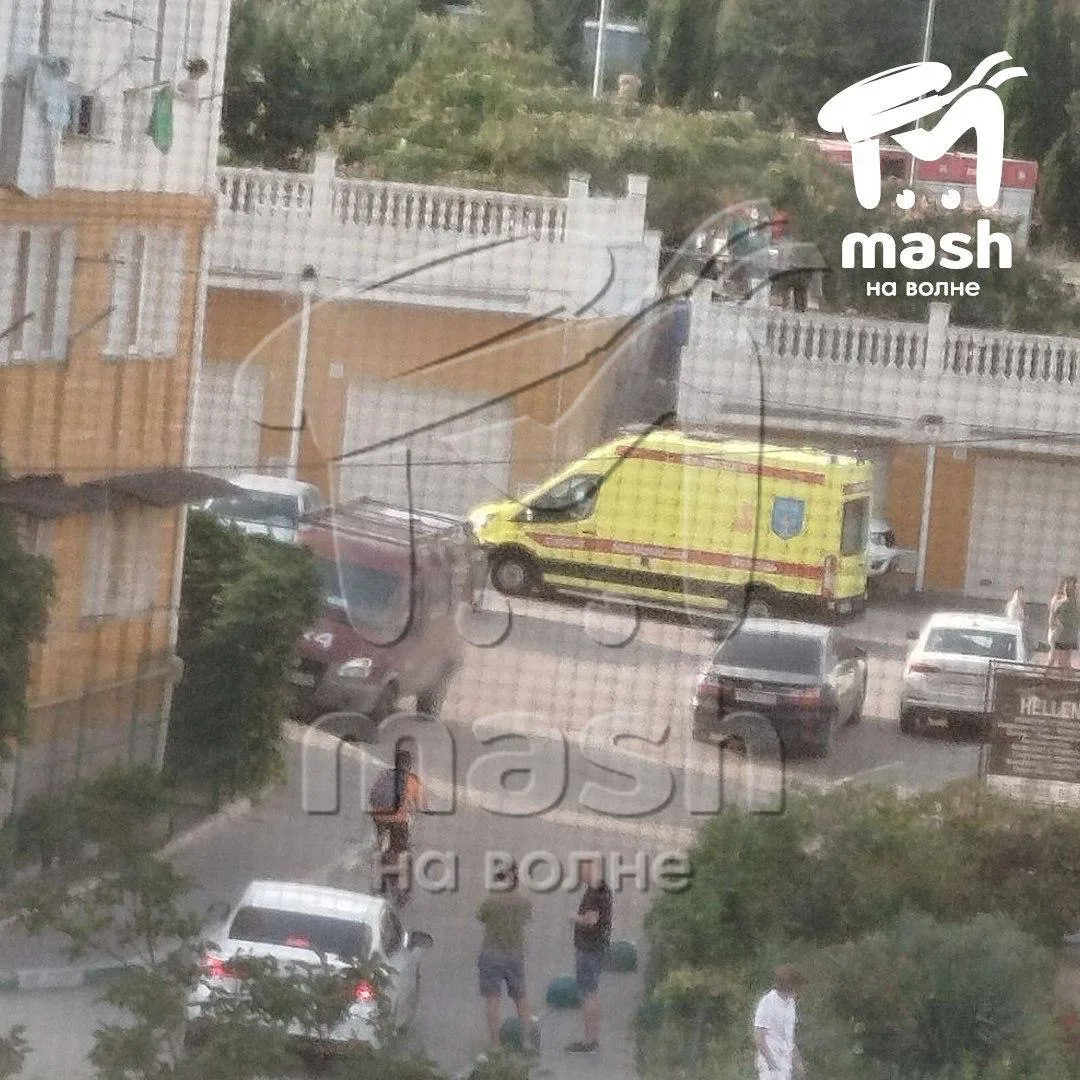 В Севастополе в результате взрыва СВУ, заложенного в урне возле дома, погиб мужчина