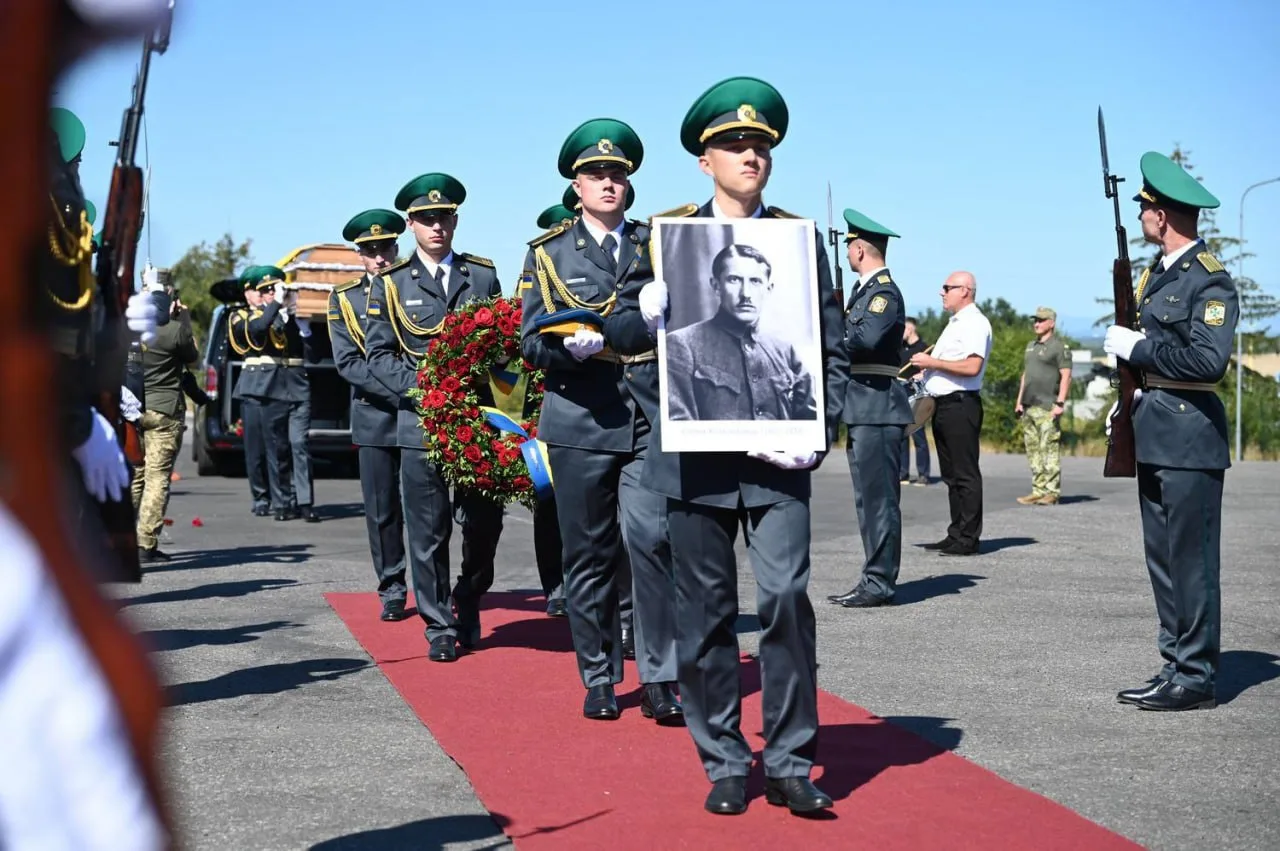 На Украину для торжественного перезахоронения доставили останки первого главаря ОУН*