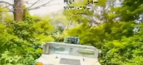 Довольно занятное видео опубликовала группировка войск «Север». На кадрах уничтожается бронеавтомобиль HMMWV M1152 с установленной на нём хорватской РСЗО RAK-SA-12 в Сумской области