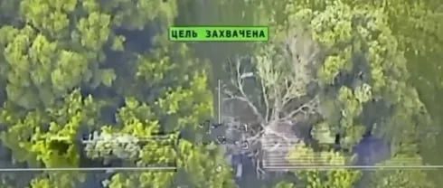 Довольно занятное видео опубликовала группировка войск «Север». На кадрах уничтожается бронеавтомобиль HMMWV M1152 с установленной на нём хорватской РСЗО RAK-SA-12 в Сумской области