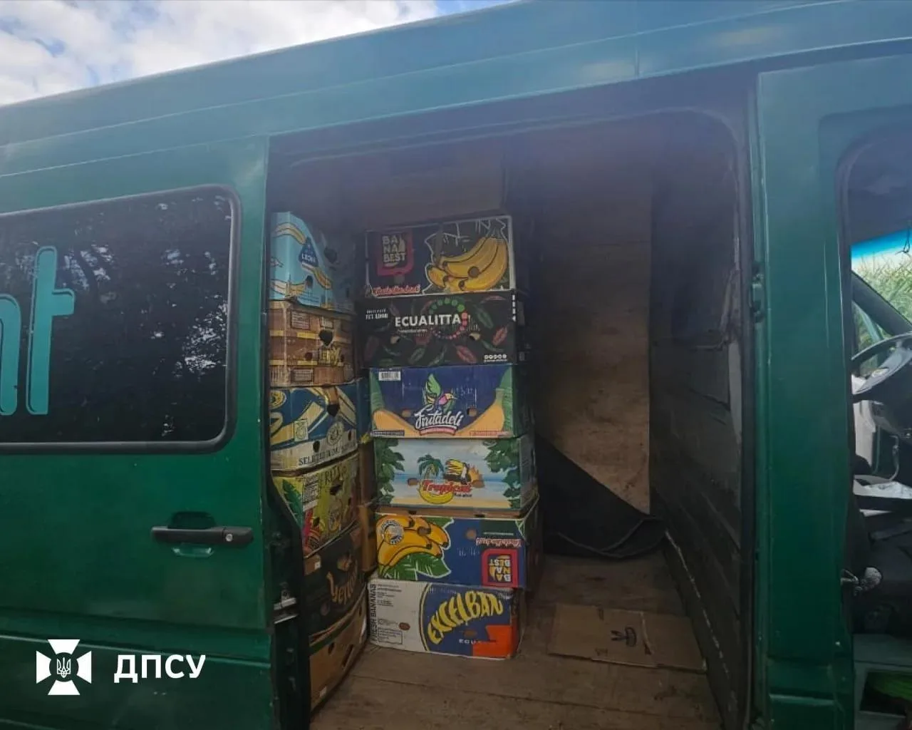 Вывезти уклониста в ящиках из-под бананов попытались двое украинцев
