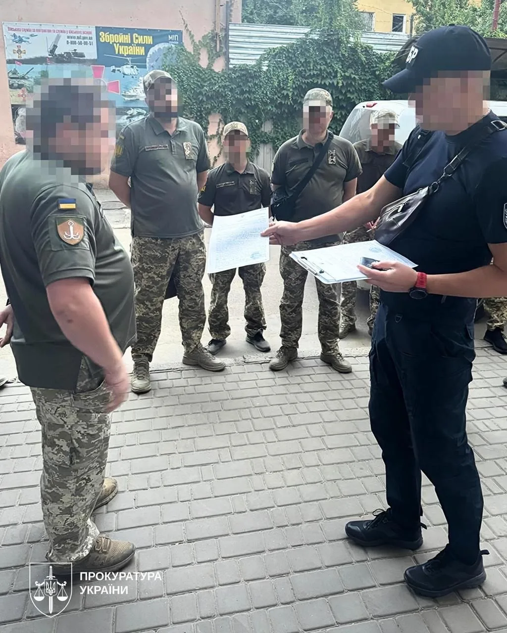 Генпрокурор Руслан Кравченко официально сообщил: десяти военнослужащим одного из районных ТЦК и СП Одессы объявили подозрение в незаконном лишении свободы и пытках граждан