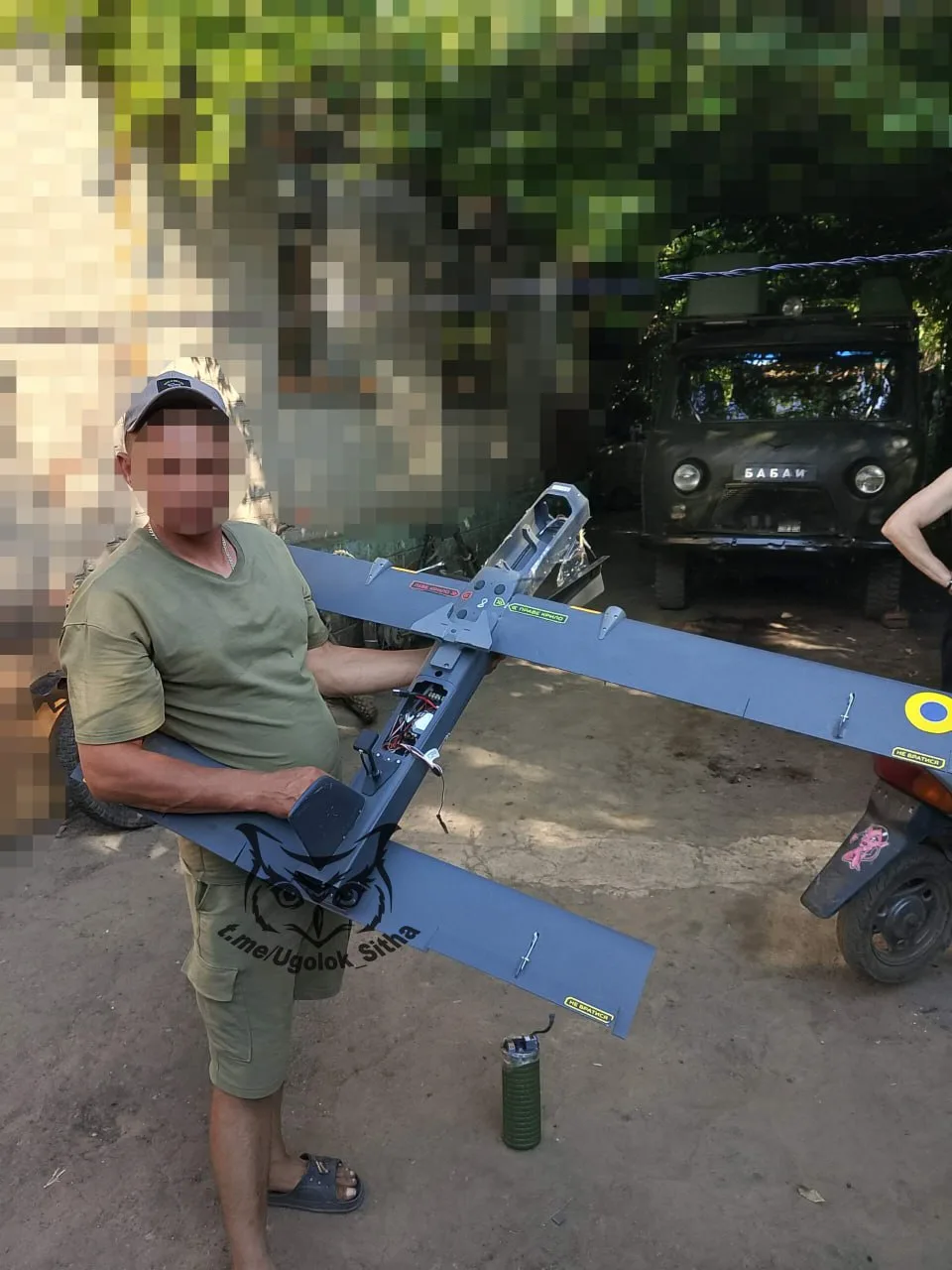 Сбитые и захваченные украинские дроны, на многих намалёвана свастика