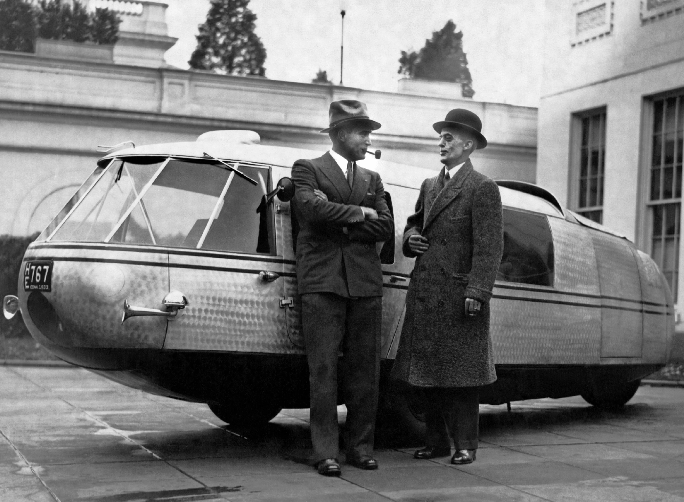 Необычные автомобили: от винтов до восьми колёс — самые необычные конструкции в истории