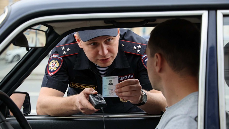 Водителей штрафуют до 15 тысяч за езду на механике с отметкой «АТ»
