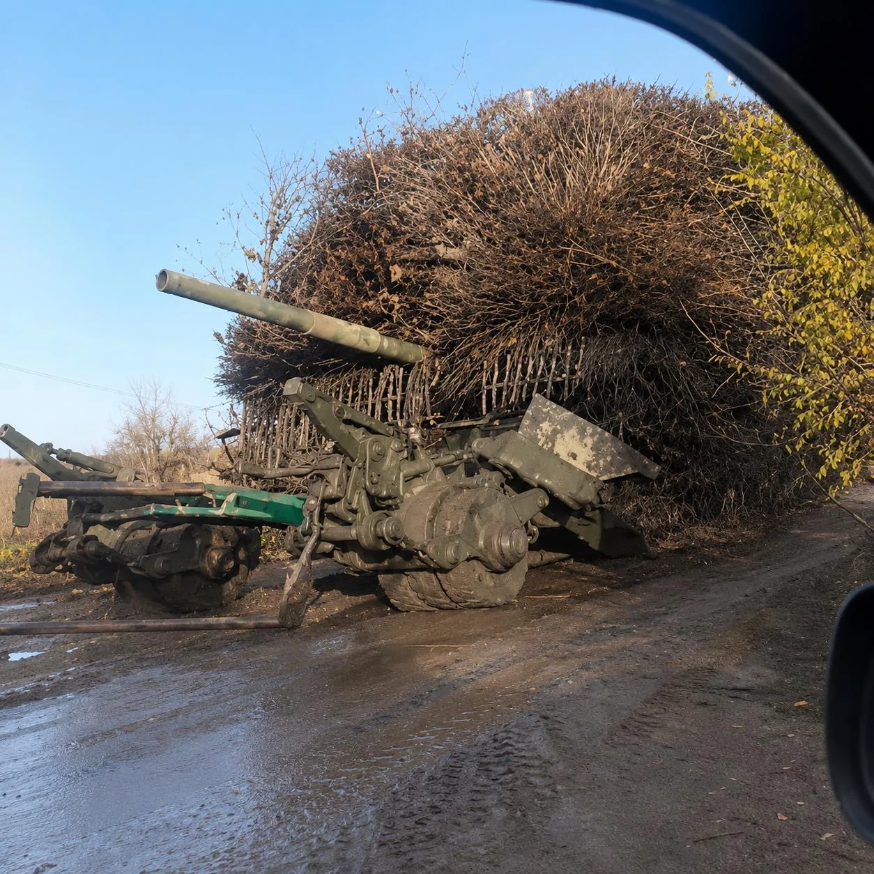 Украинская сторона утверждает, что продвижение ВС РФ в районе Шахово под Дружковкой во многом удалось благодаря удачному прорыву бронегруппы из танков, оснащённых комплексами активной защиты «Арена-М»